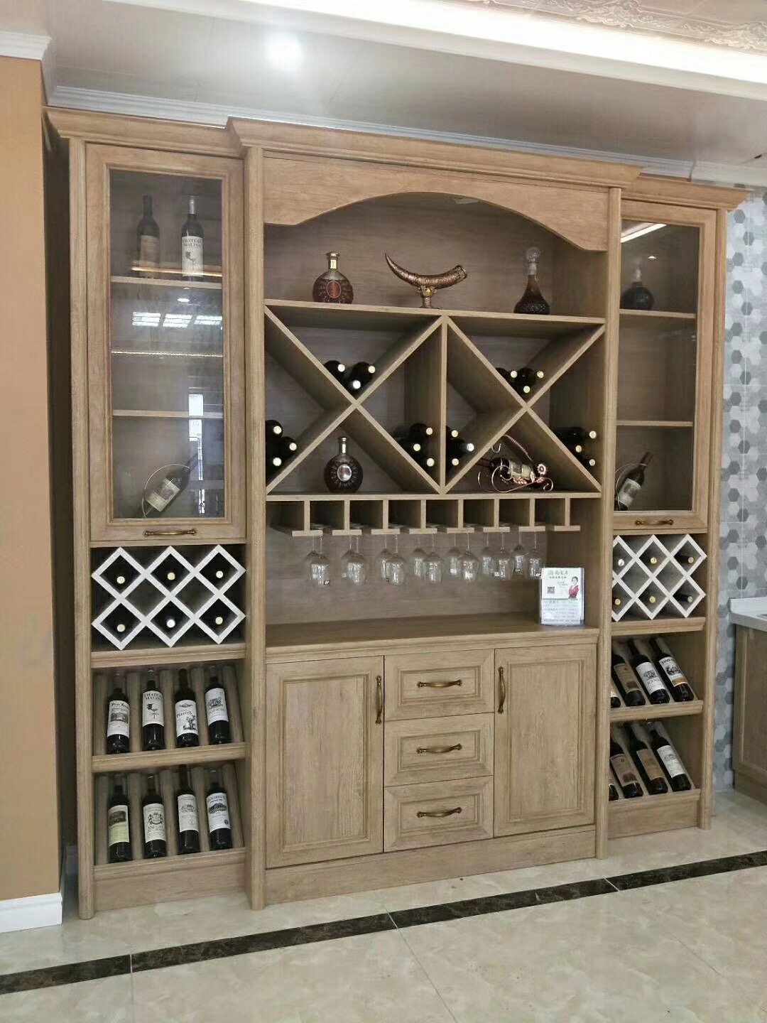 全鋁酒柜-02（風(fēng)格：簡(jiǎn)歐；顏色：黃橡）